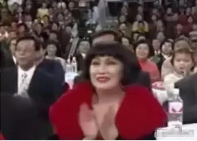 她稳坐春晚前排，住的豪宅高达2亿，74岁任总裁陷异国恋甜蜜恩爱-第7张图片-九妖电影
