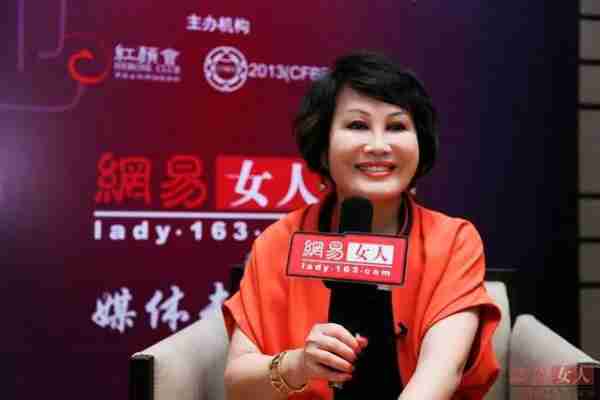 她稳坐春晚前排，住的豪宅高达2亿，74岁任总裁陷异国恋甜蜜恩爱-第16张图片-九妖电影