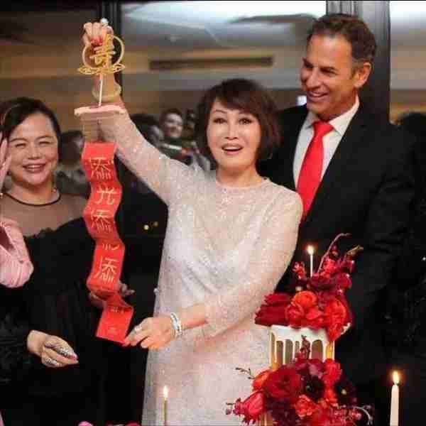 她稳坐春晚前排，住的豪宅高达2亿，74岁任总裁陷异国恋甜蜜恩爱-第19张图片-九妖电影