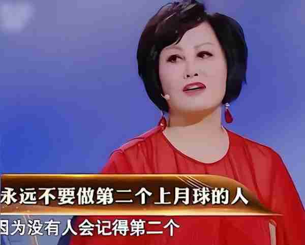 她稳坐春晚前排，住的豪宅高达2亿，74岁任总裁陷异国恋甜蜜恩爱-第25张图片-九妖电影