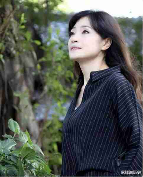 她自称56岁仍是处女，和星爷合作过，上过春晚，经历却特别坎坷-第3张图片-九妖电影