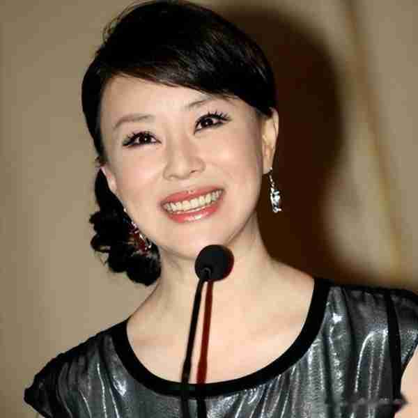 她被称为民歌女王，9登春晚，历经万难，如今47岁仍孤身一人-第11张图片-九妖电影