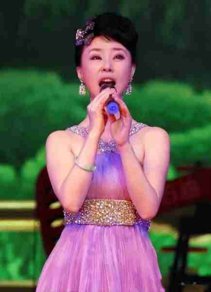 她被称为民歌女王，9登春晚，历经万难，如今47岁仍孤身一人-第23张图片-九妖电影