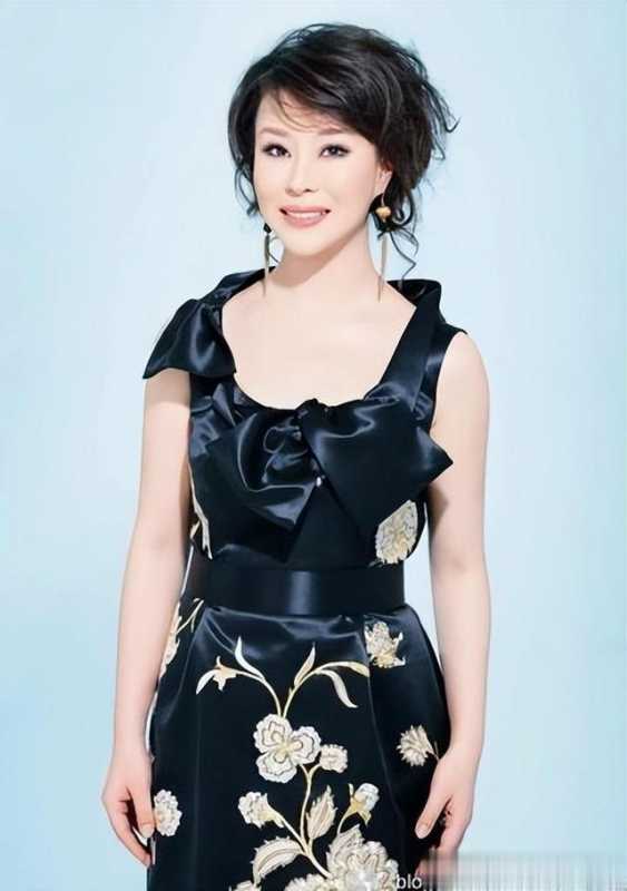 她被称为民歌女王，9登春晚，历经万难，如今47岁仍孤身一人-第32张图片-九妖电影