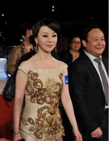 她被称为民歌女王，9登春晚，历经万难，如今47岁仍孤身一人-第37张图片-九妖电影