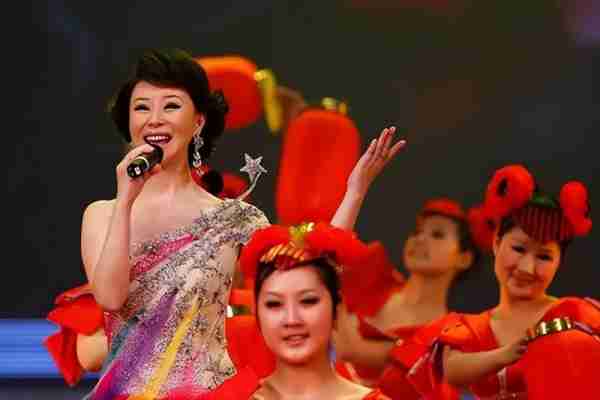 她被称为民歌女王，9登春晚，嫁大37岁上司，如今47岁仍孑然一身-第3张图片-九妖电影
