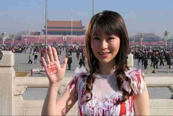 她被称为民歌女王，9登春晚，嫁大37岁上司，如今47岁仍孑然一身-第9张图片-九妖电影