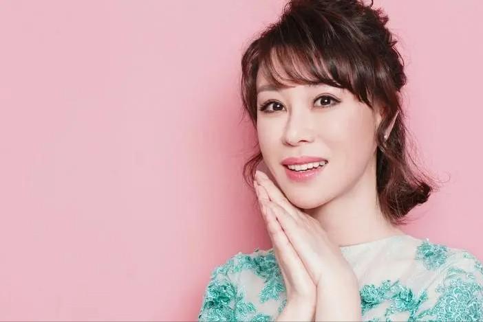 她被称为民歌女王，9登春晚，嫁大37岁上司，如今47岁仍孑然一身-第10张图片-九妖电影