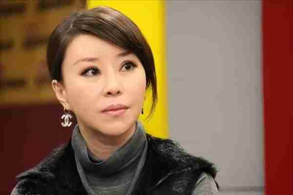 她被称为民歌女王，9登春晚，嫁大37岁上司，如今47岁仍孑然一身-第21张图片-九妖电影