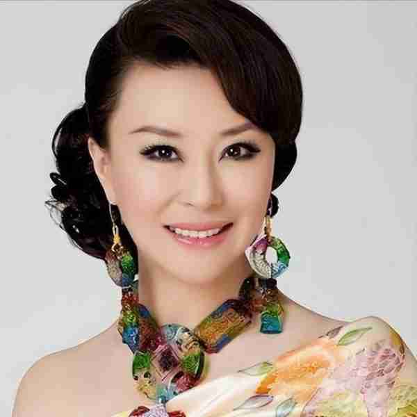 她被称为民歌女王，9登春晚，恋上大37岁上司，今47岁仍孑然一身-第4张图片-九妖电影