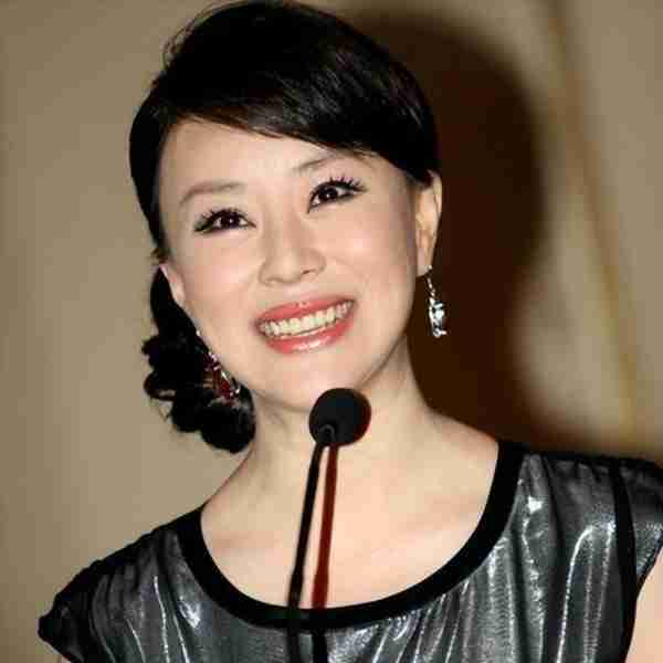 她被称为民歌女王，9登春晚，恋上大37岁上司，今47岁仍孑然一身-第10张图片-九妖电影