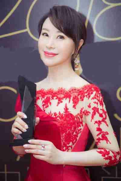 她被称为民歌女王，9登春晚，恋上大37岁上司，今47岁仍孑然一身-第12张图片-九妖电影