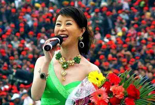 她被称为民歌女王，9登春晚，恋上大37岁上司，今47岁仍孑然一身-第15张图片-九妖电影