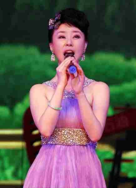 她被称为民歌女王，9登春晚，恋上大37岁上司，今47岁仍孑然一身-第18张图片-九妖电影