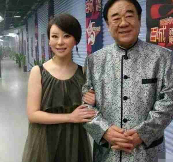 她被称为民歌女王，9登春晚，恋上大37岁上司，今47岁仍孑然一身-第26张图片-九妖电影