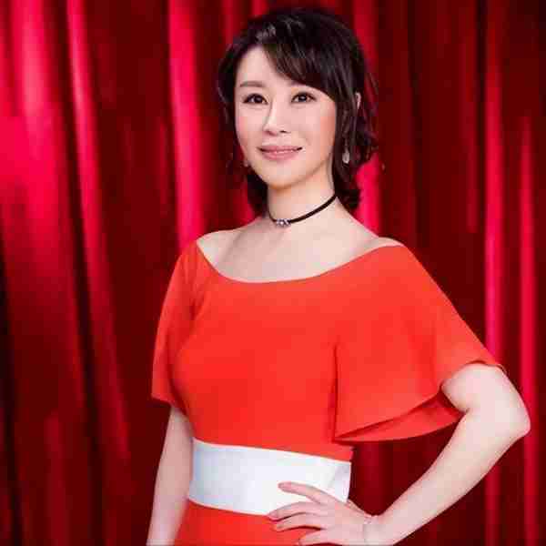 她被称为民歌女王，9登春晚，恋上大37岁上司，今47岁仍孑然一身-第27张图片-九妖电影