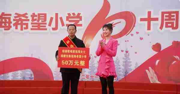 她被称为民歌女王，9登春晚，恋上大37岁上司，今47岁仍孑然一身-第35张图片-九妖电影