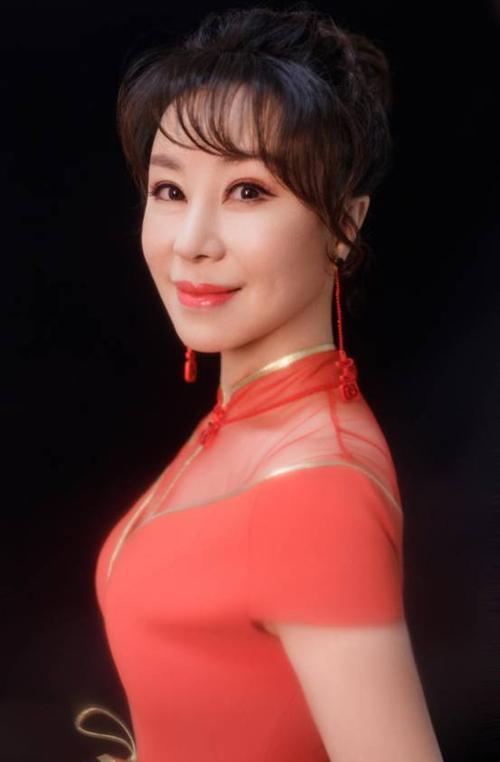 她被称为民歌女王，9登春晚，恋上大37岁上司，今47岁仍孑然一身-第37张图片-九妖电影