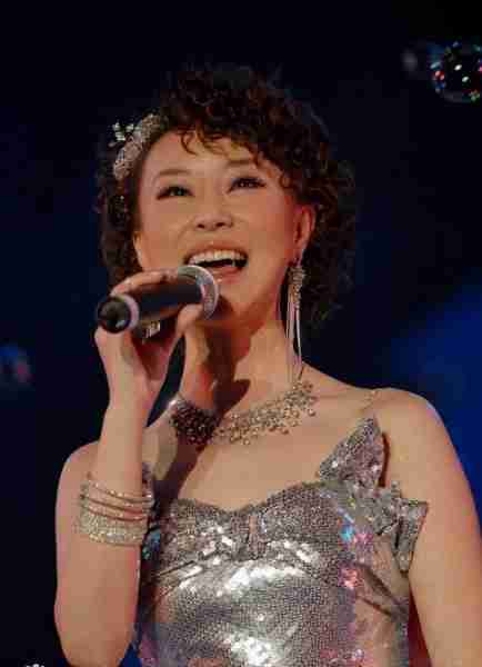 她被称为民歌女王，9登春晚，恋上大37岁上司，今47岁仍孑然一身-第41张图片-九妖电影