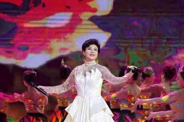 她被誉为“中国主持第一人”，连登3登春晚，今65岁婚姻成谜-第3张图片-九妖电影