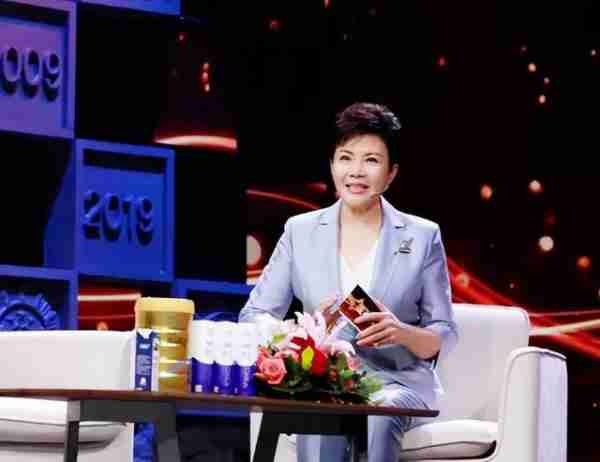 她被誉为“中国主持第一人”，连登3登春晚，今65岁婚姻成谜-第4张图片-九妖电影