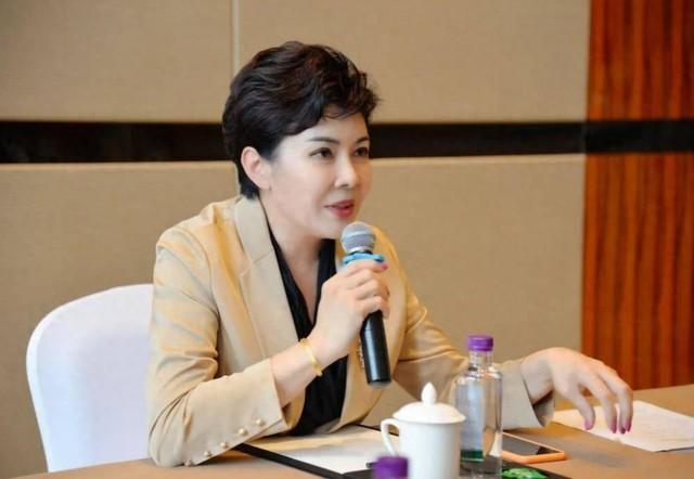 她被誉为“中国主持第一人”，连登3登春晚，今65岁婚姻成谜-第10张图片-九妖电影