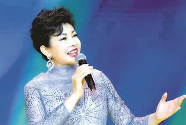 她被誉为“中国主持第一人”，连登3登春晚，今65岁婚姻成谜-第9张图片-九妖电影