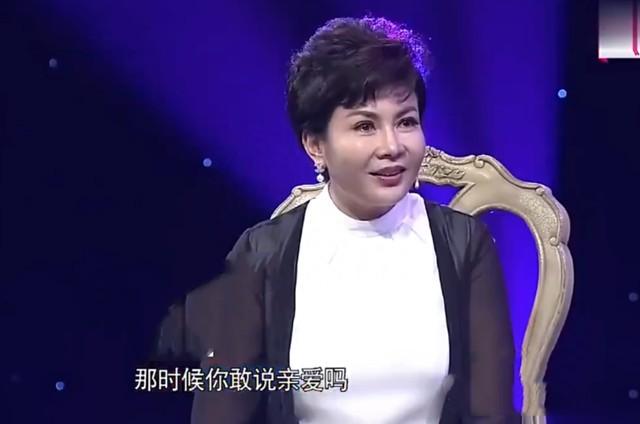 她被誉为“中国主持第一人”，连登3登春晚，今65岁婚姻成谜-第16张图片-九妖电影