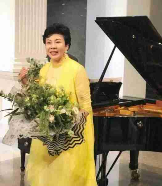 她被誉为“中国主持第一人”，连登3登春晚，今65岁婚姻成谜-第21张图片-九妖电影