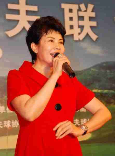 她被誉为“中国主持第一人”，连登3登春晚，今65岁婚姻成谜-第25张图片-九妖电影