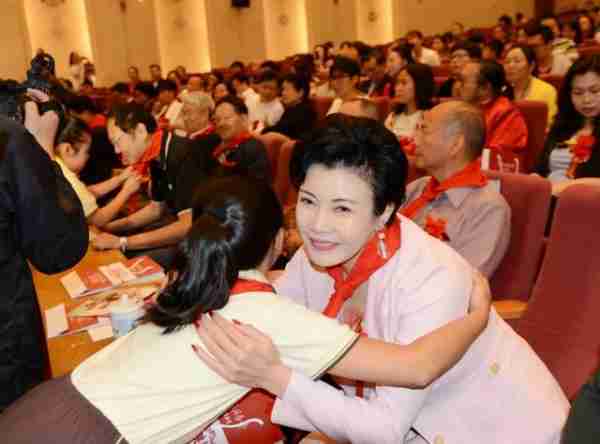 她被誉为“中国主持第一人”，连登3登春晚，今65岁婚姻成谜-第26张图片-九妖电影