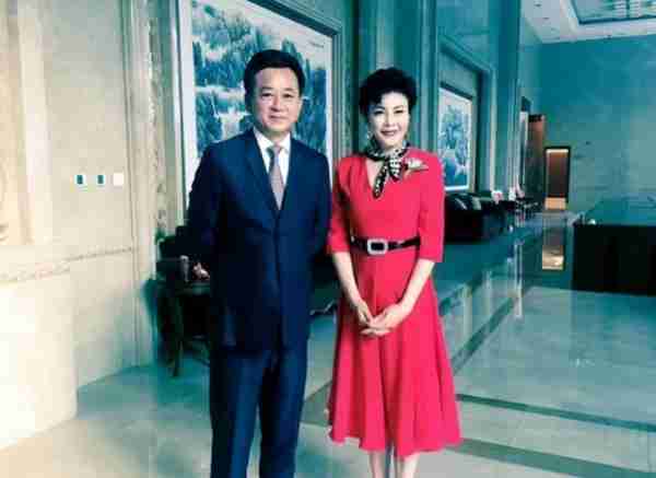 她被誉为“中国主持第一人”，连登3登春晚，今65岁婚姻成谜-第28张图片-九妖电影