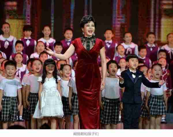 她被誉为“中国主持第一人”，连登3登春晚，今65岁婚姻成谜-第30张图片-九妖电影