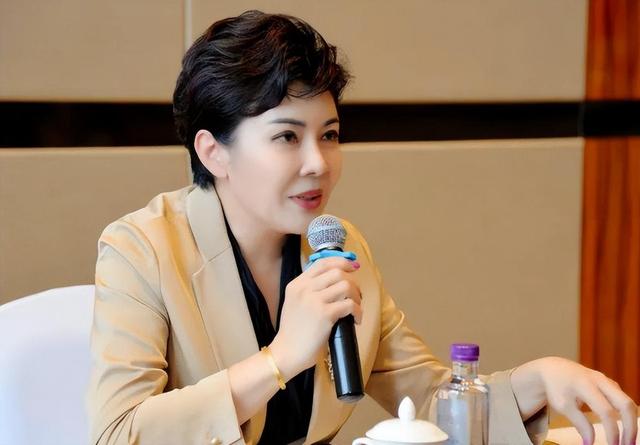 她被誉为中国第一主持人，连登3届春晚，成名后被排挤，64岁未婚-第3张图片-九妖电影