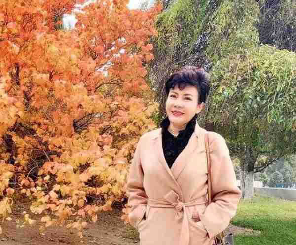 她被誉为中国第一主持人，连登3届春晚，成名后被排挤，64岁未婚-第2张图片-九妖电影