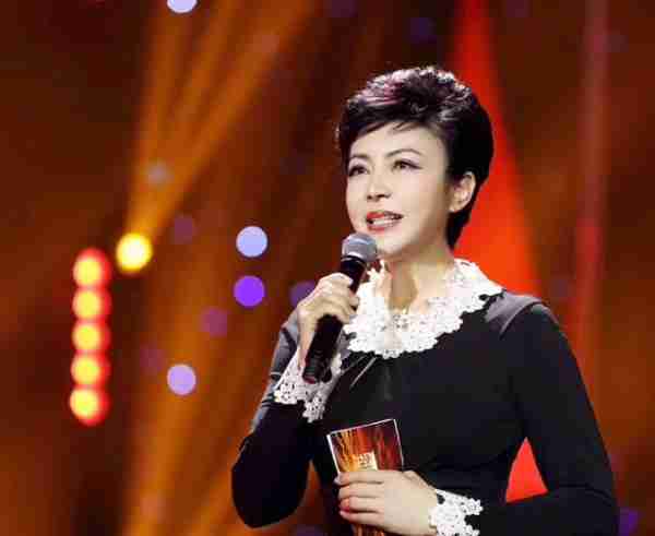 她被誉为中国第一主持人，连登3届春晚，成名后被排挤，64岁未婚-第4张图片-九妖电影