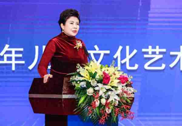 她被誉为中国第一主持人，连登3届春晚，成名后被排挤，64岁未婚-第1张图片-九妖电影