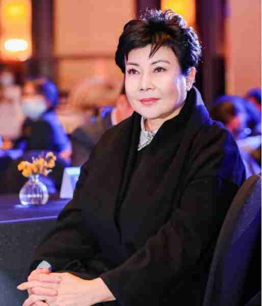 她被誉为中国第一主持人，连登3届春晚，成名后被排挤，64岁未婚-第5张图片-九妖电影