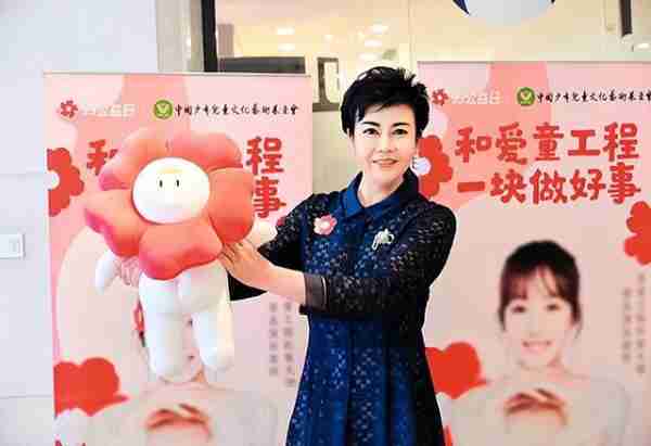 她被誉为中国第一主持人，连登3届春晚，成名后被排挤，64岁未婚-第15张图片-九妖电影