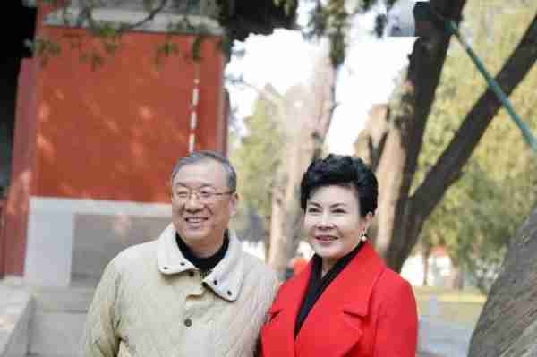 她被誉为中国第一主持人，连登3届春晚，成名后被排挤，64岁未婚-第14张图片-九妖电影