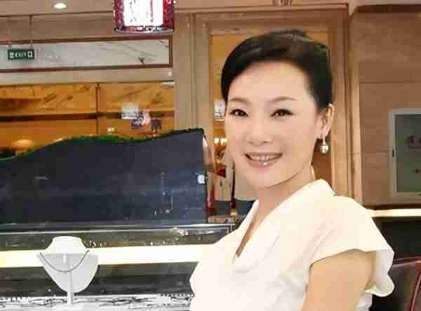 她被誉为军中花仙子，连续15年上春晚，男友患癌离世，52岁仍单身-第28张图片-九妖电影
