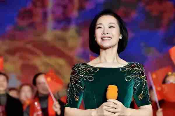 她被誉为军中花仙子，连续15年上春晚，男友患癌离世，52岁仍单身_1-第2张图片-九妖电影