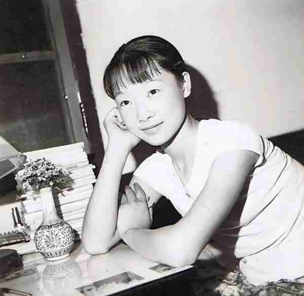 她被誉为军中花仙子，连续15年上春晚，男友患癌离世，52岁仍单身_1-第5张图片-九妖电影