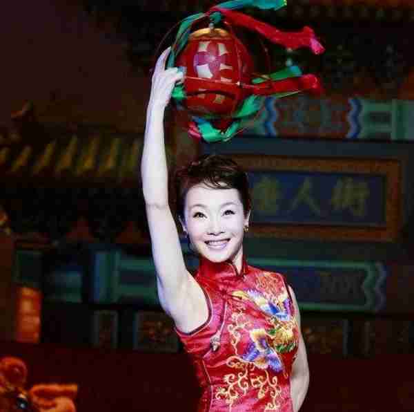 她被誉为军中花仙子，连续15年上春晚，男友患癌离世，52岁仍单身_1-第10张图片-九妖电影