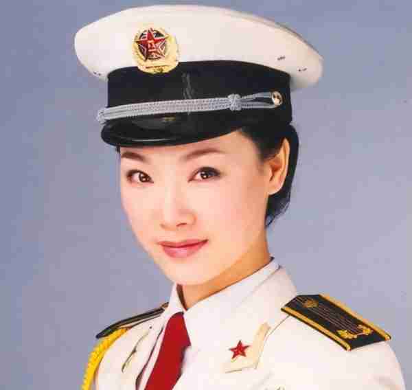 她被誉为军中花仙子，连续15年上春晚，男友患癌离世，52岁仍单身_2-第1张图片-九妖电影