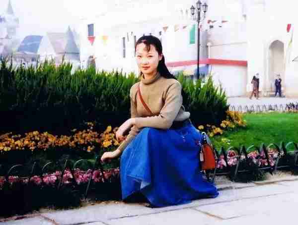 她被誉为军中花仙子，连续15年上春晚，男友患癌离世，52岁仍单身_2-第7张图片-九妖电影