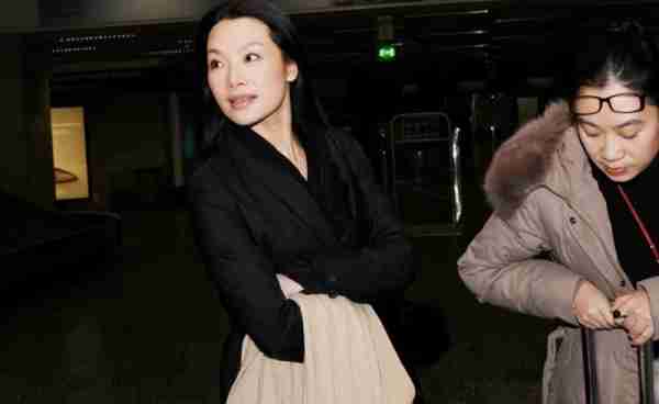 她被誉为军中花仙子，连续15年上春晚，男友患癌离世，52岁仍单身_2-第12张图片-九妖电影