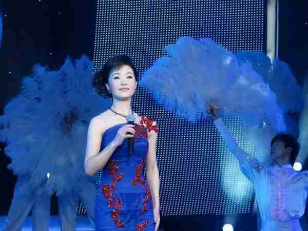 她被誉为军中花仙子，连续15年上春晚，男友患癌离世，52岁仍单身_2-第11张图片-九妖电影