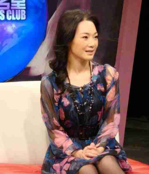 她被誉为军中花仙子，连续15年上春晚，男友患癌离世，52岁仍单身_2-第18张图片-九妖电影