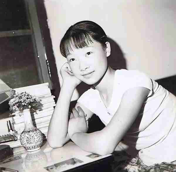 她被誉为军中花仙子，连续15年上春晚，男友患癌离世，52岁仍单身_3-第6张图片-九妖电影